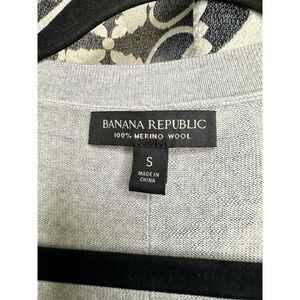 Banana Republic Small 100% Merino Wool V Neck Gray Sweater Ribbed Hem Wrist Soft